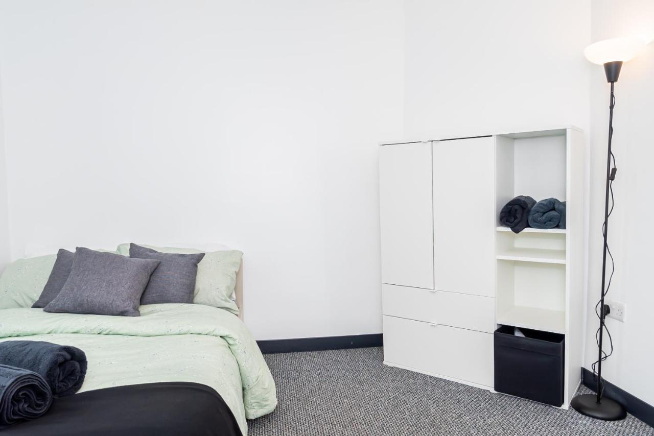 Standaard Tweepersoonskamer met 2 Aparte Bedden - Gedeelde Badkamer