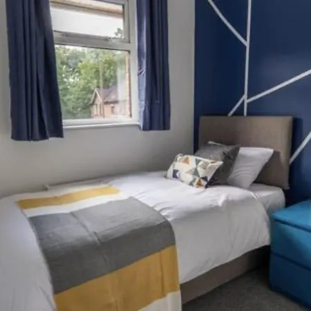 HOME FROM HOME - 3 beds, parking, virgin wifi, modern home-3