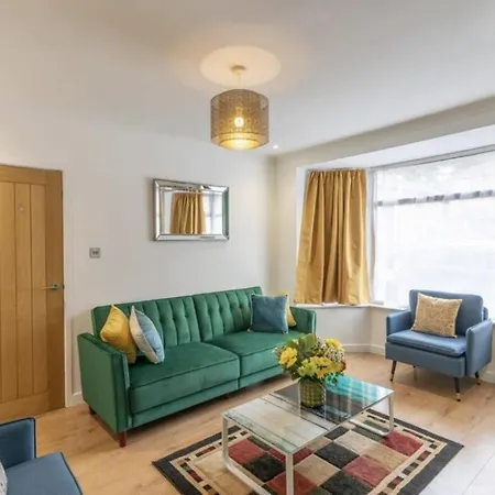 HOME FROM HOME - 3 beds, parking, virgin wifi, modern home-2